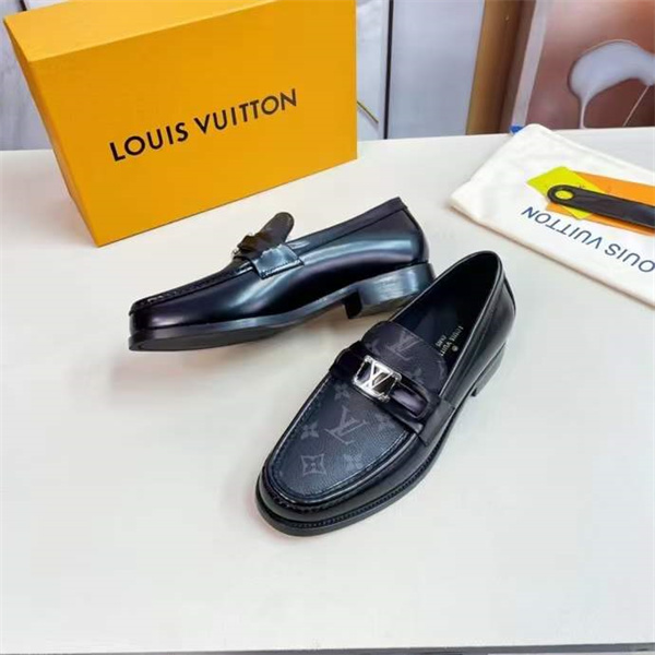 Lv Loafer 047