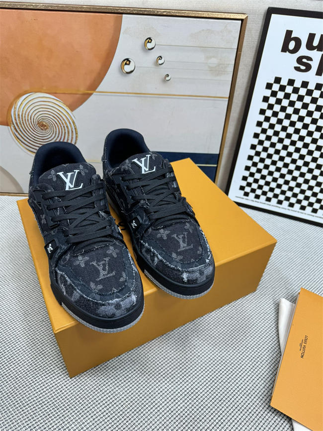 Lv Trainer Sneaker 17