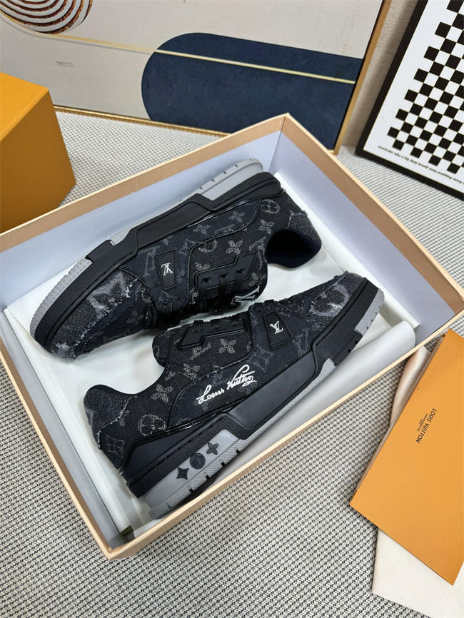Lv Trainer Sneaker 17